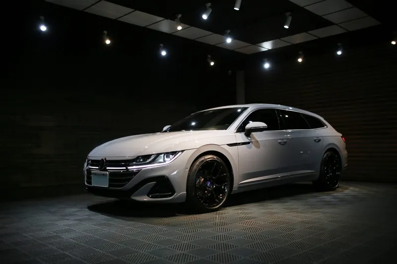 貼好 LNPPF 亮面犀牛皮的 Volkswagen Arteon 前斜角,停在御守車匠攝影棚中