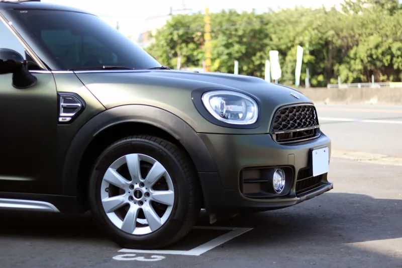 Mini Countryman 全車改色・消光軍綠：車頭側面近景