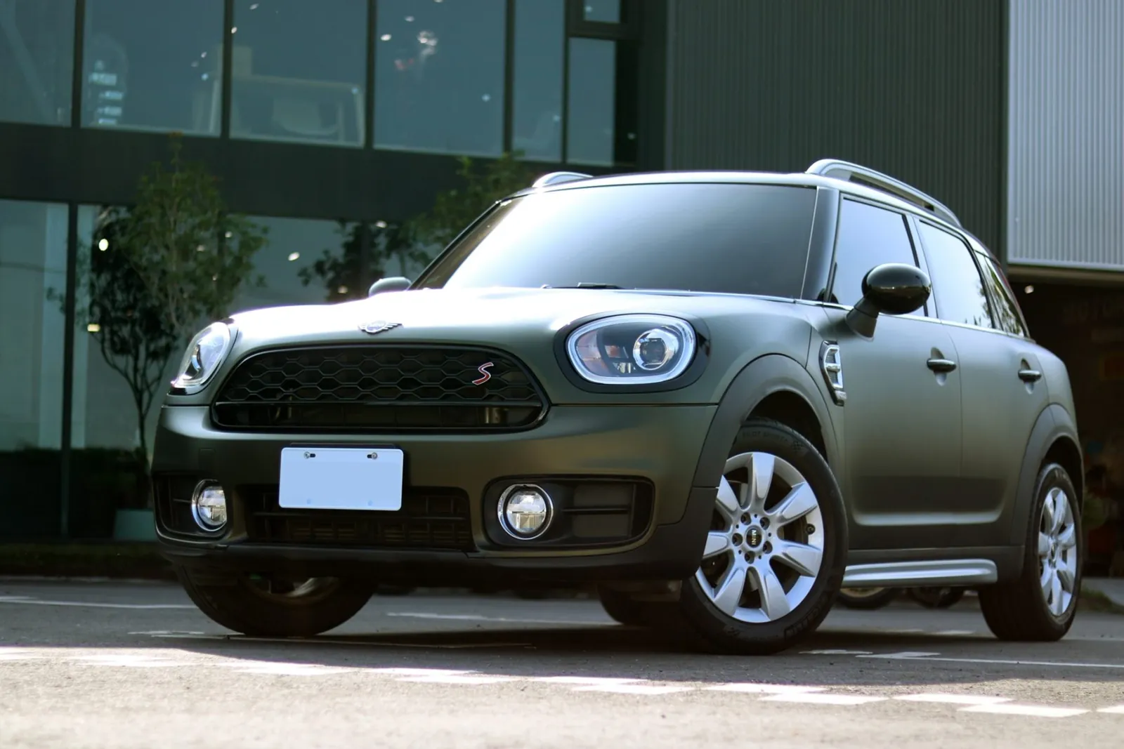 Mini Countryman 全車改色・消光軍綠完成後的正前方全車，Teckwrap 膜料