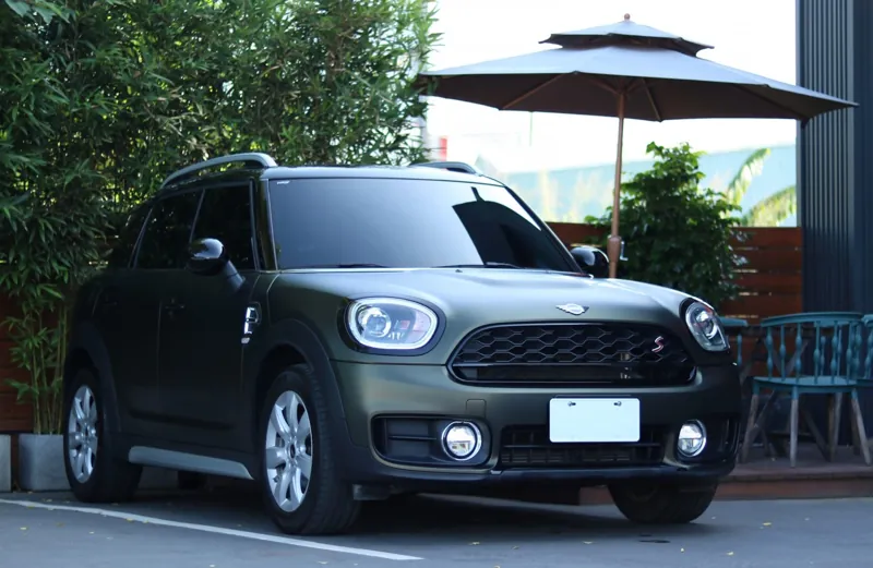 Mini Countryman 全車改色・消光軍綠：斜前方全車