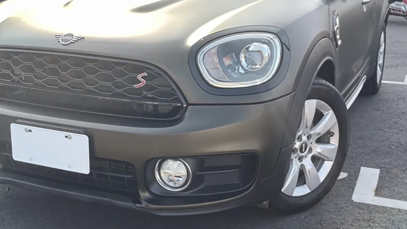 Mini Countryman 全車改色・消光軍綠：車頭與頭燈特寫