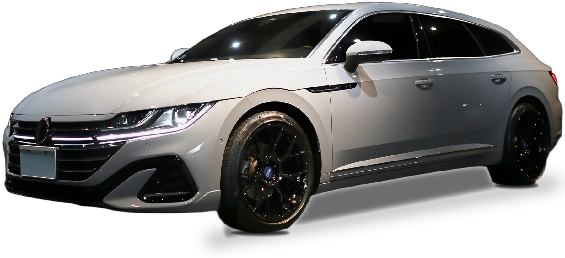 御守車匠施工完成的 Volkswagen Arteon 前斜角，全車貼上 LNPPF 亮面透明犀牛皮
