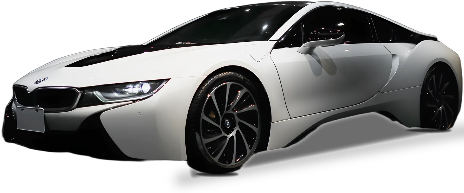 御守車匠施工完成的 BMW i8 前斜角，全車貼上 Teckwrap 亮面透明犀牛皮，車頭與門檻曲面都包覆到位