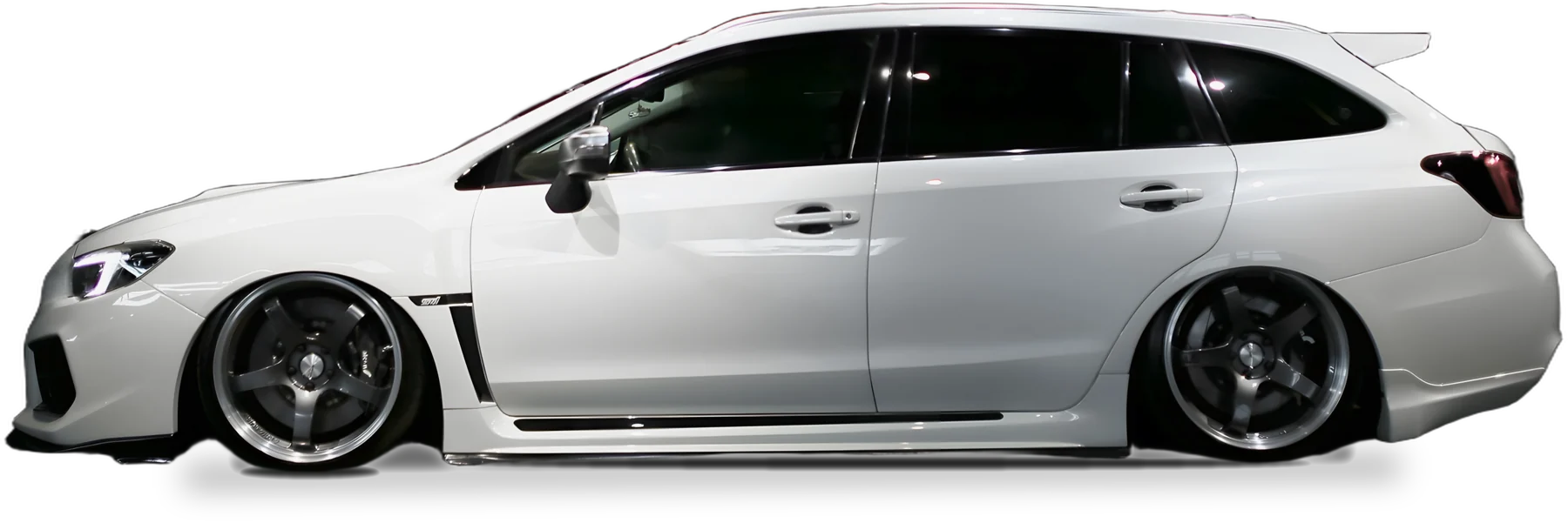 御守車匠施工完成的 Subaru Levorg 正側面，全車貼上 3M 亮面透明犀牛皮，原廠白漆光澤保留