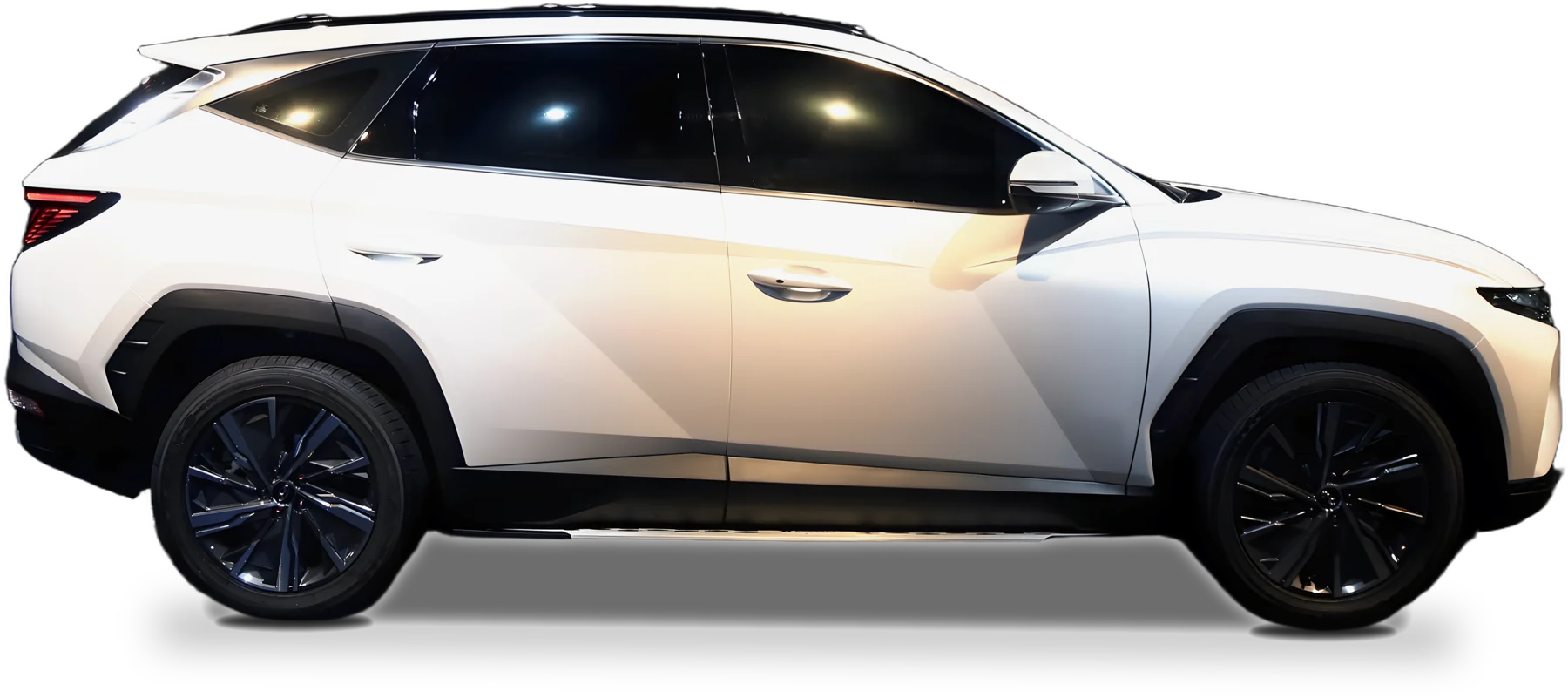 御守車匠施工完成的 Hyundai Tucson L 正側面，全車改色消光珍珠白，輪拱與飾條邊緣包覆完整
