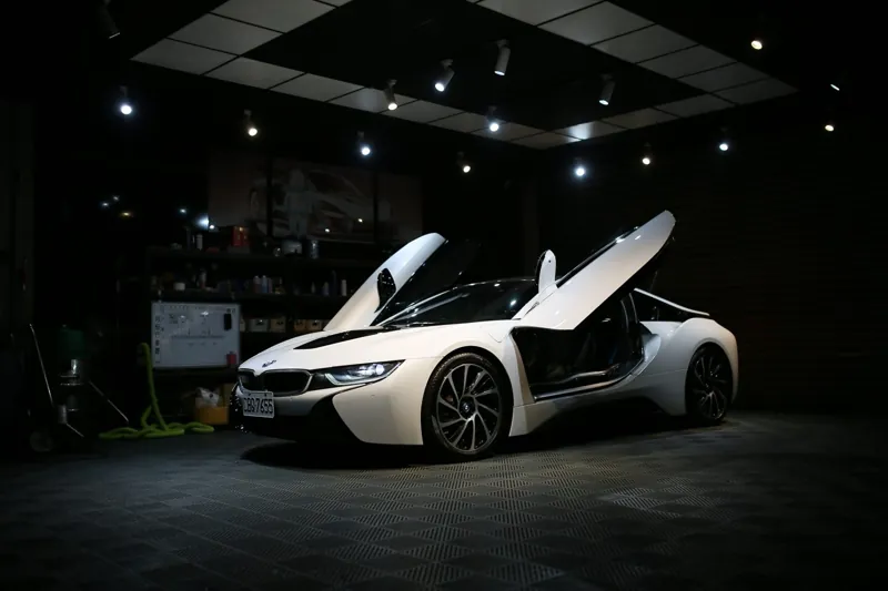 BMW i8 全車透明犀牛皮：鷗翼門打開，斜前方