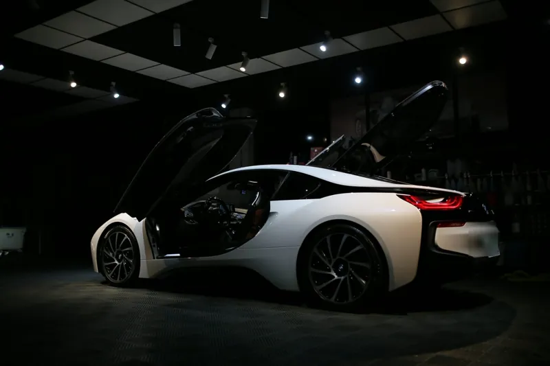 貼好亮面犀牛皮的 BMW i8 打開鷗翼門,停在御守車匠攝影棚中