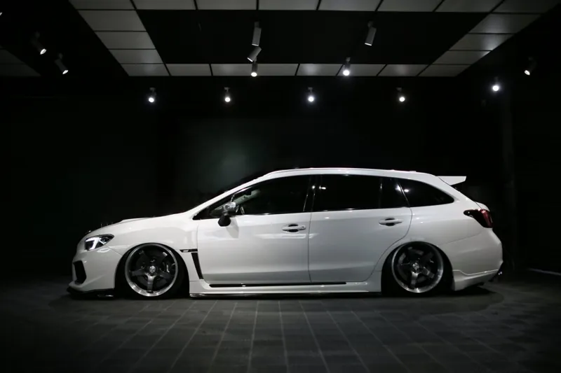 貼好 3M 亮面犀牛皮的白色 Subaru Levorg 正側面,停在御守車匠攝影棚中