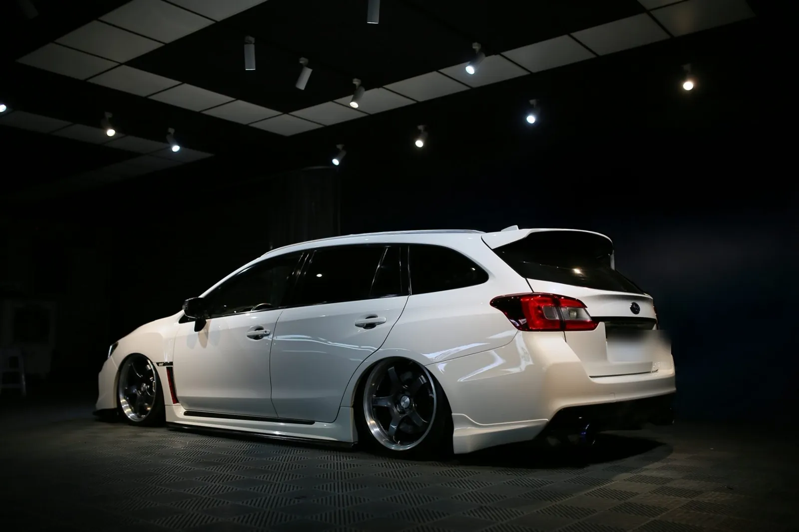 Subaru Levorg 斜後方停在御守車匠工作室，頂燈打在貼好 3M 透明犀牛皮的白色車身上