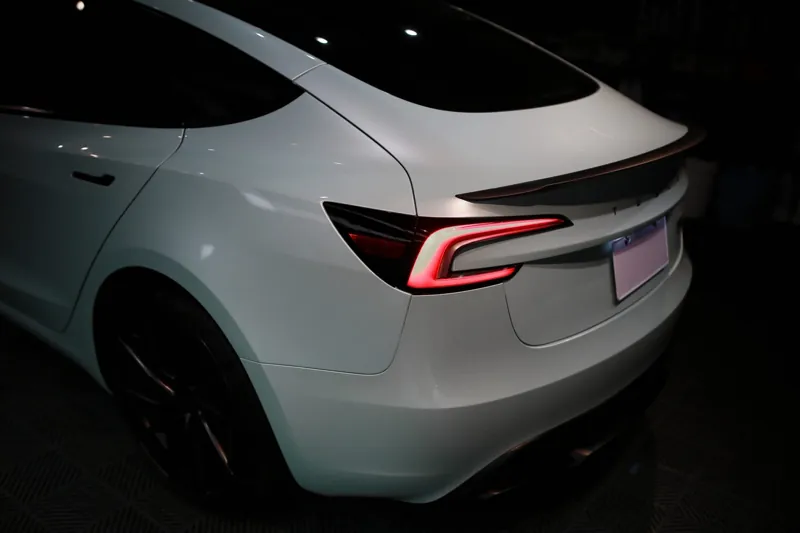 Tesla Model 3 全車透明犀牛皮：車尾