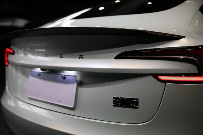 Tesla Model 3 全車透明犀牛皮：尾燈與車尾字標