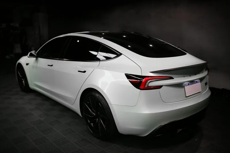 Tesla Model 3 全車透明犀牛皮：斜後方全車