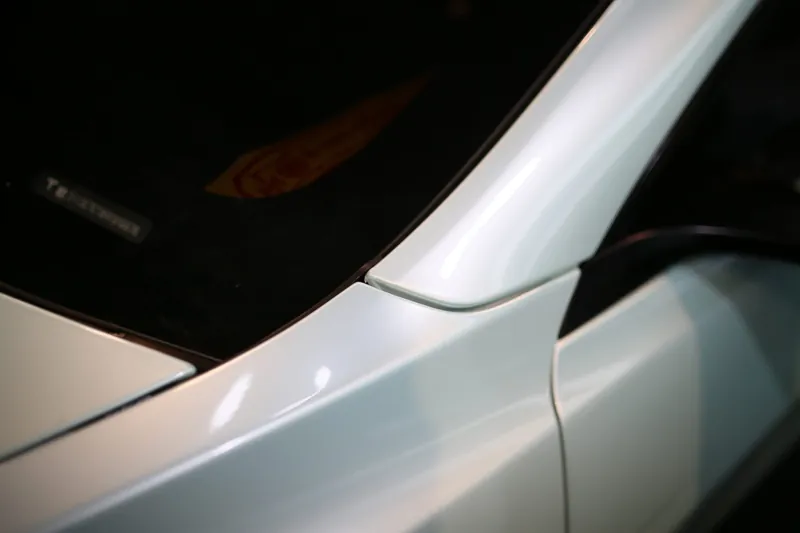 Tesla Model 3 全車透明犀牛皮：A 柱交界