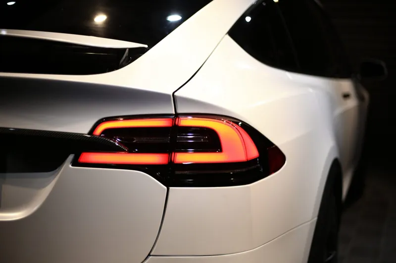 Tesla Model X 全車改色・消光珍珠白：車尾燈與後側車身