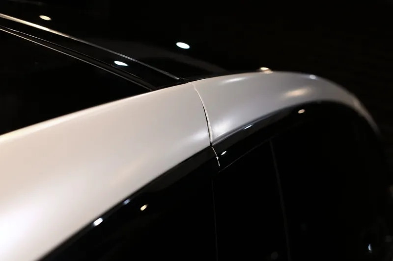 Tesla Model X 全車改色・消光珍珠白：C 柱與車頂交界