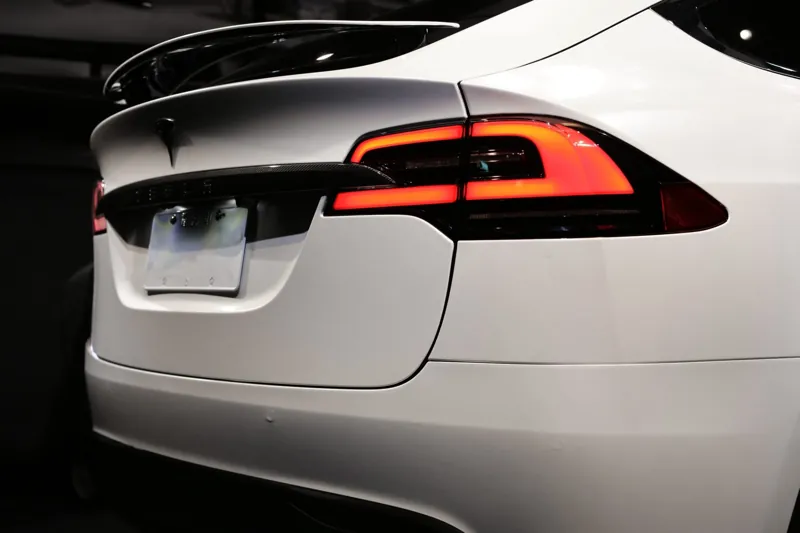 Tesla Model X 全車改色・消光珍珠白：車尾全景