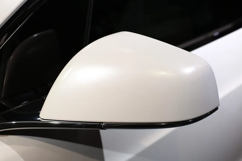 Tesla Model X 全車改色・消光珍珠白：後照鏡包覆