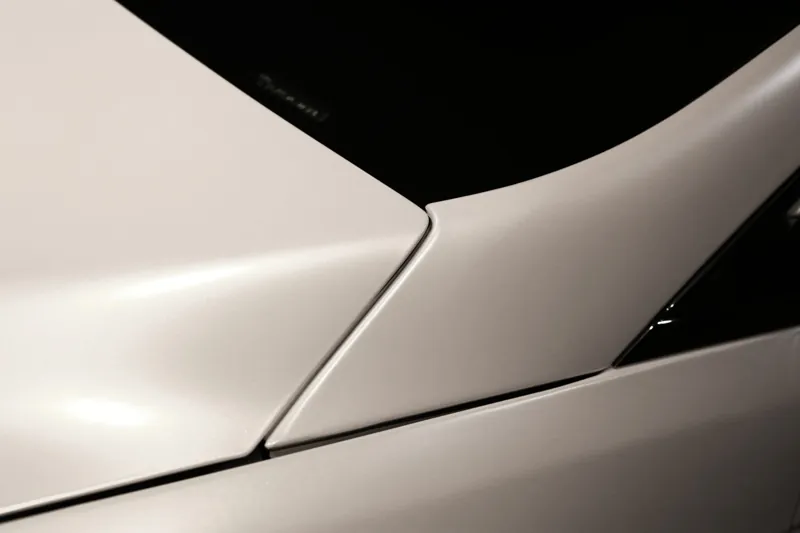 Tesla Model X 全車改色・消光珍珠白：A 柱與引擎蓋交界