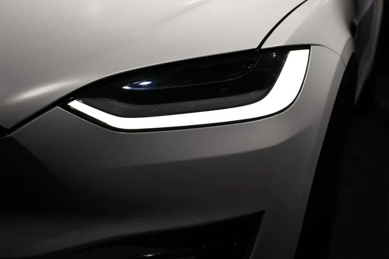 Tesla Model X 全車改色・消光珍珠白：頭燈旁的膜面