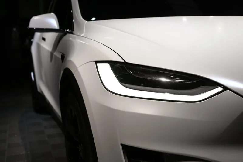 Tesla Model X 全車改色・消光珍珠白：車頭與頭燈