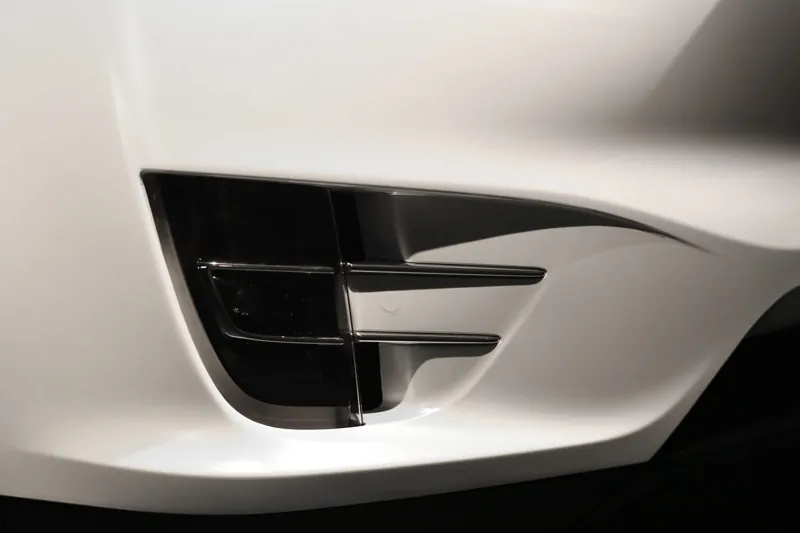 Tesla Model X 全車改色・消光珍珠白：前保桿進氣口
