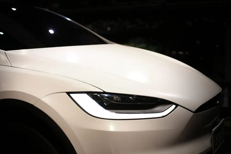 Tesla Model X 全車改色・消光珍珠白：車頭側面線條