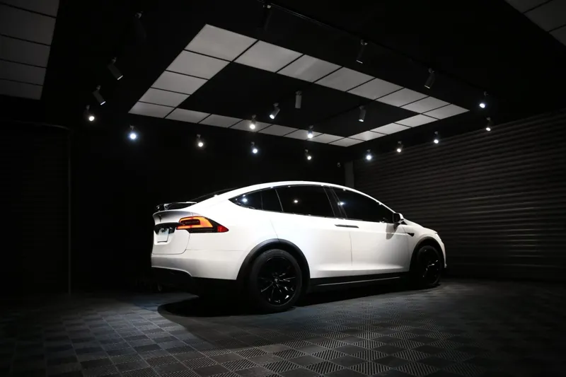 全車改色消光珍珠白的 Tesla Model X 斜後方,停在御守車匠攝影棚內