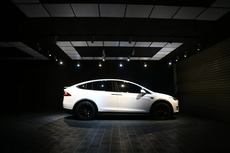 Tesla Model X 全車改色・消光珍珠白：正側面全車