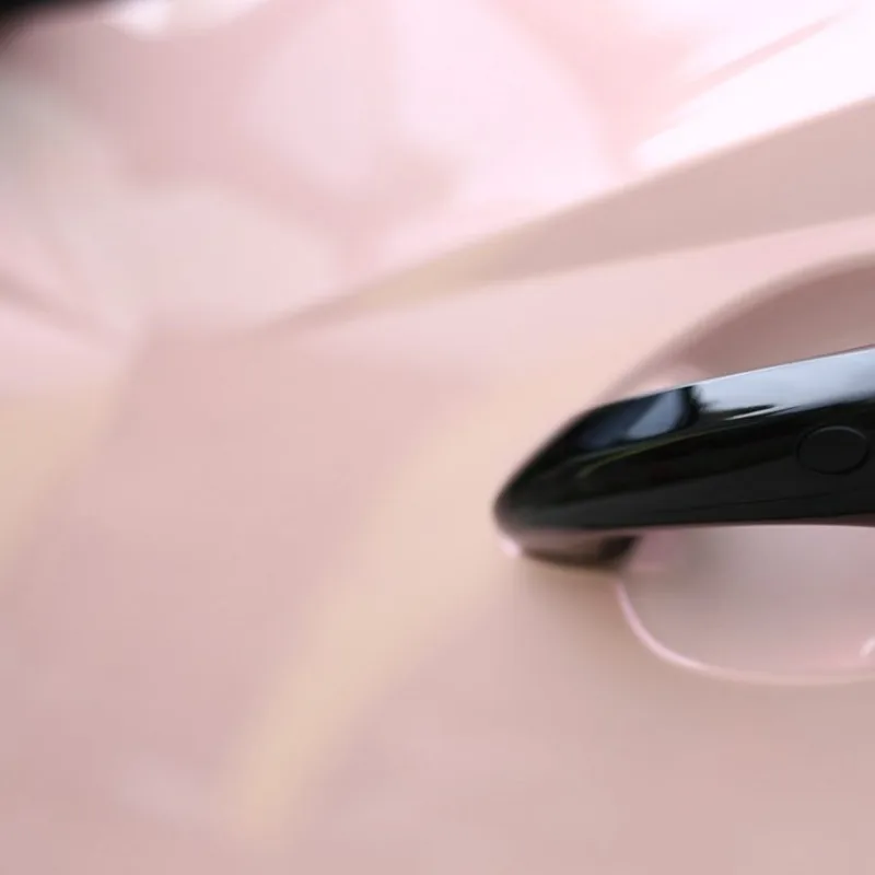 Hyundai Tucson 門把旁的亮面粉改色膜質感特寫，黑色門把保留原色