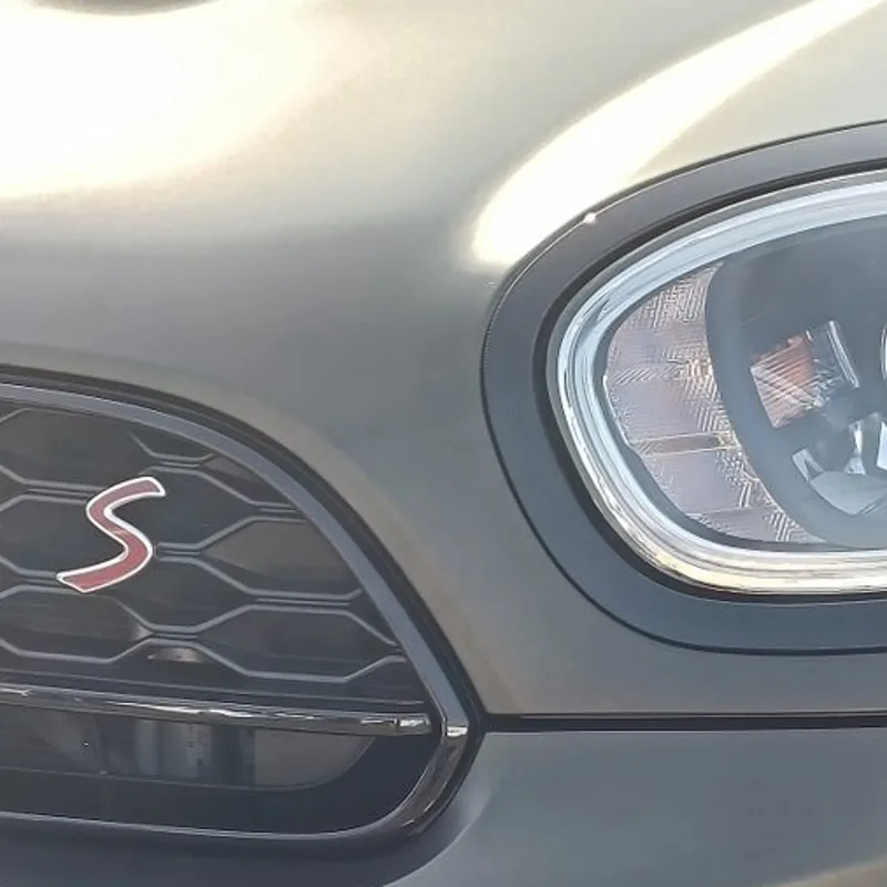 Mini Countryman 車頭的消光軍綠改色膜質感特寫