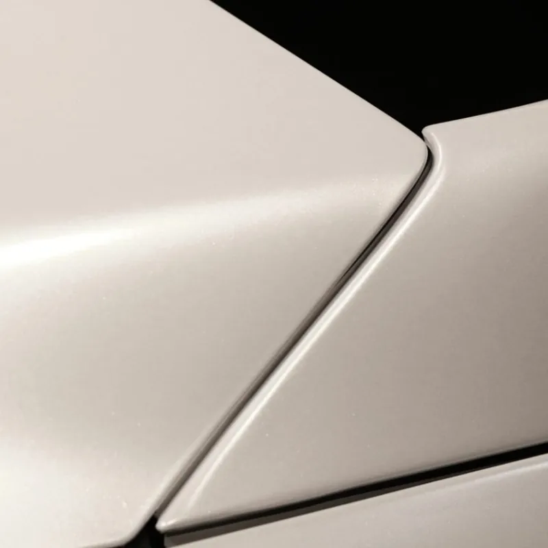 Tesla Model X A 柱交界的消光珍珠白改色膜質感特寫