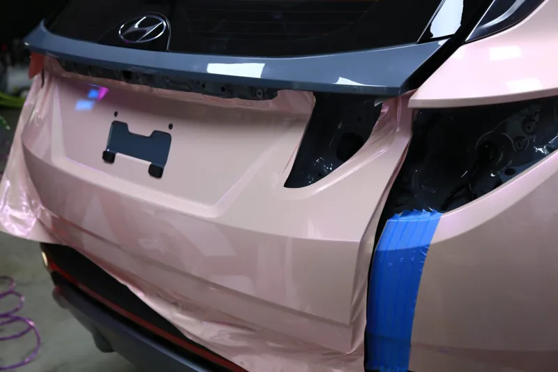 Hyundai Tucson 全車改色・亮面粉：尾門邊緣貼上遮蔽膠帶