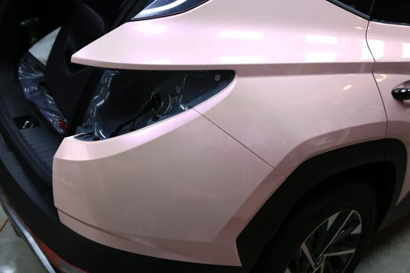 Hyundai Tucson 全車改色・亮面粉：尾門與尾燈貼膜後