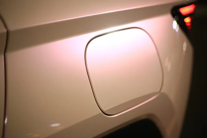 Hyundai Tucson 全車改色・亮面粉：油箱蓋裝回車身