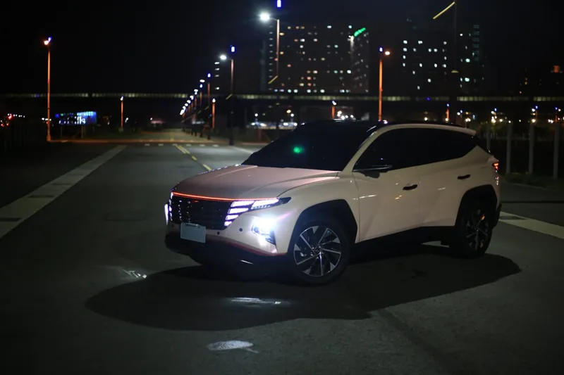Hyundai Tucson 全車改色・亮面粉：夜間河堤斜前方