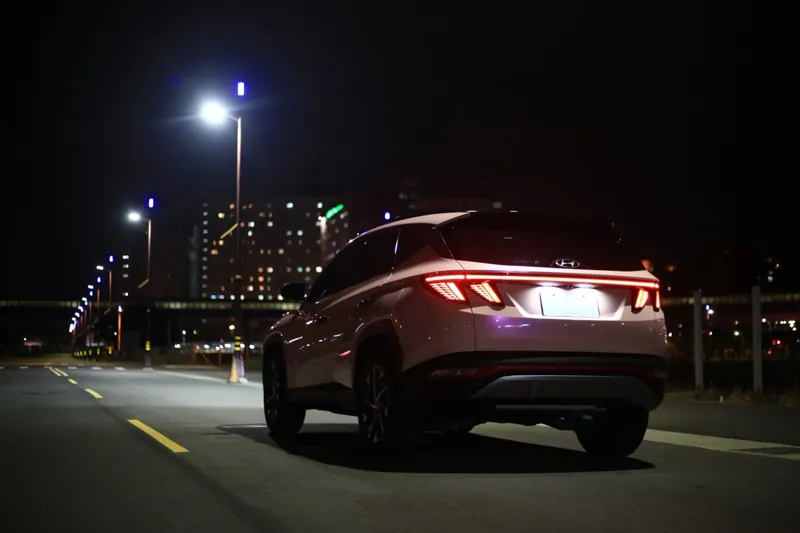 Hyundai Tucson 全車改色・亮面粉：夜間車尾與尾燈