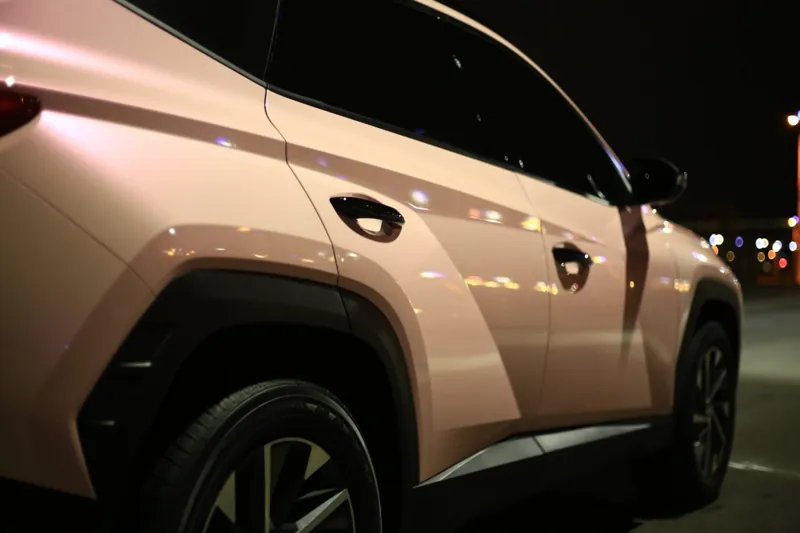 Hyundai Tucson 全車改色・亮面粉：車身側面