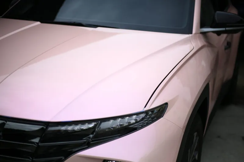 Hyundai Tucson 全車改色・亮面粉：引擎蓋與頭燈