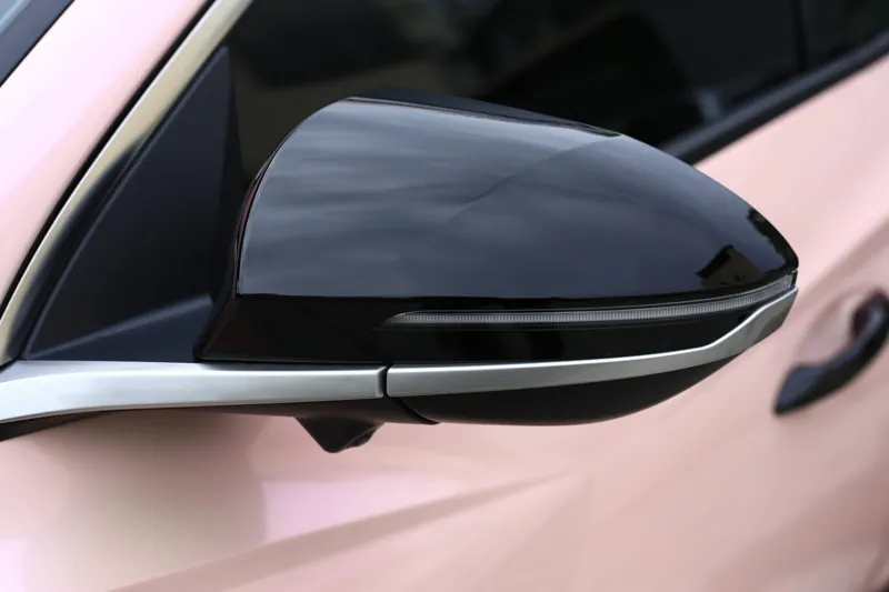 Hyundai Tucson 全車改色・亮面粉：黑色後照鏡保留原色