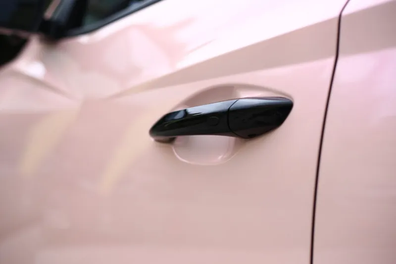 Hyundai Tucson 全車改色・亮面粉：黑色門把保留原色