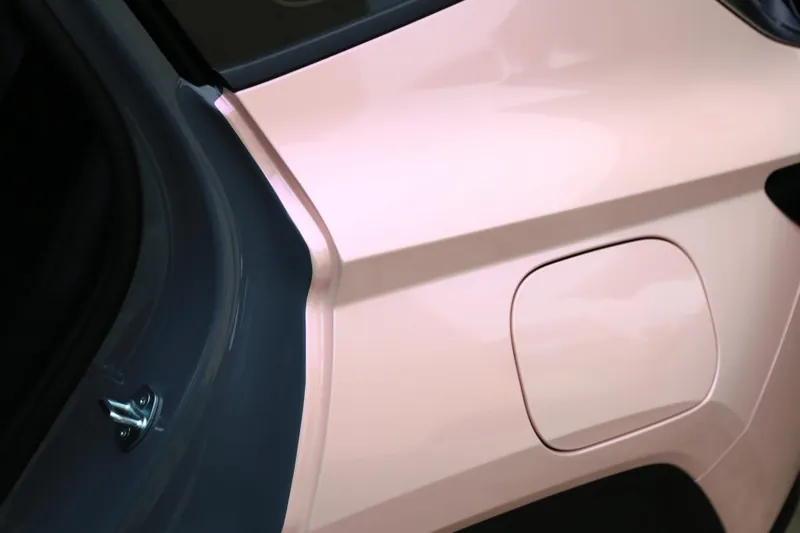 Hyundai Tucson 全車改色・亮面粉：後側油箱蓋位置