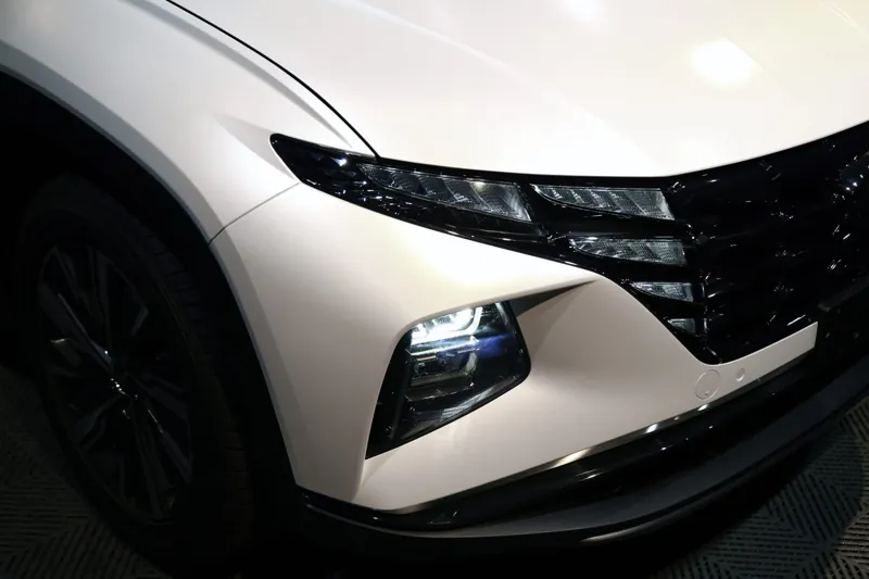 Hyundai Tucson L 全車改色・消光珍珠白：頭燈與水箱罩