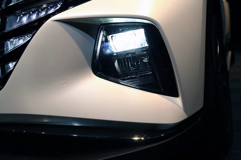 Hyundai Tucson L 全車改色・消光珍珠白：前保桿燈組