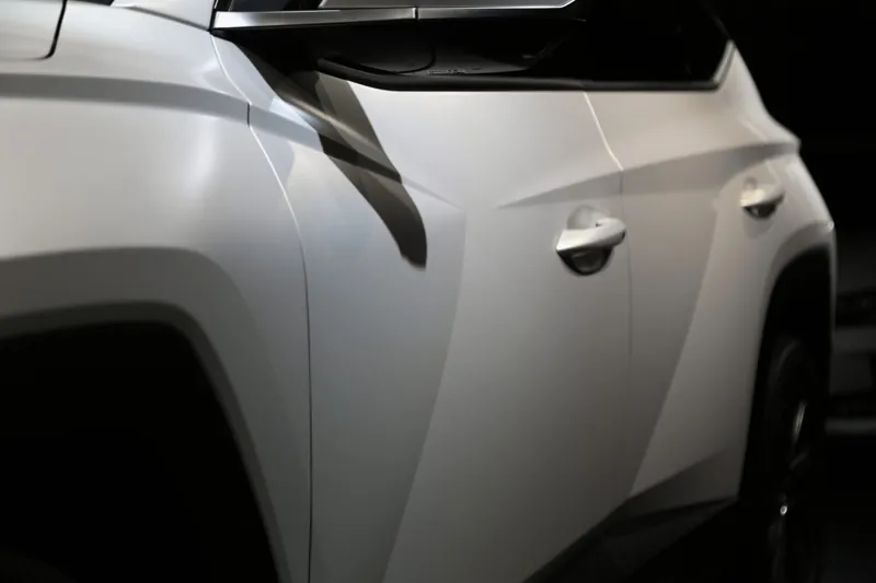 Hyundai Tucson L 全車改色・消光珍珠白：車門側面