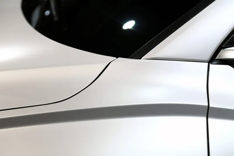 Hyundai Tucson L 全車改色・消光珍珠白：後側車身折線