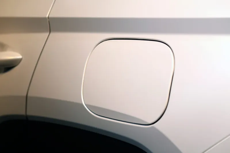 Hyundai Tucson L 全車改色・消光珍珠白：油箱蓋