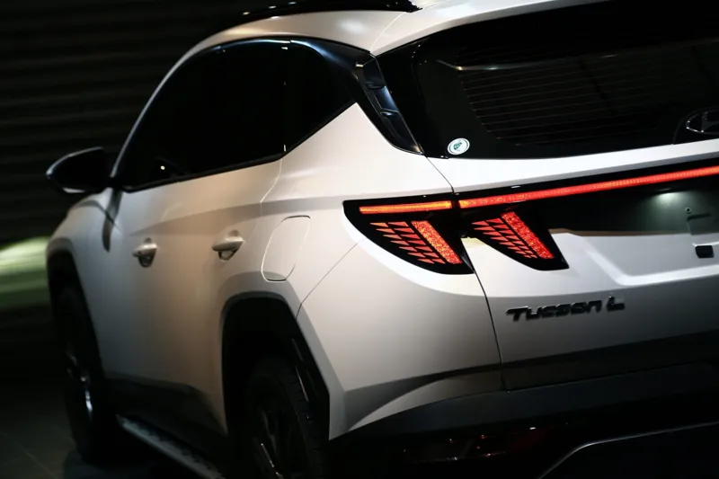 Hyundai Tucson L 全車改色・消光珍珠白：斜後方與尾燈
