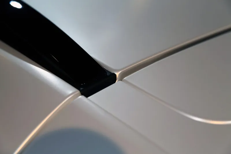 Hyundai Tucson L 全車改色・消光珍珠白：C 柱折線