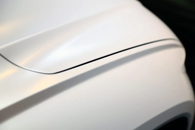 Hyundai Tucson L 全車改色・消光珍珠白：輪拱上方曲面