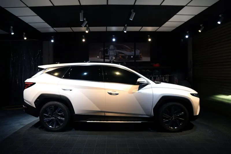 Hyundai Tucson L 全車改色・消光珍珠白：正側面全車